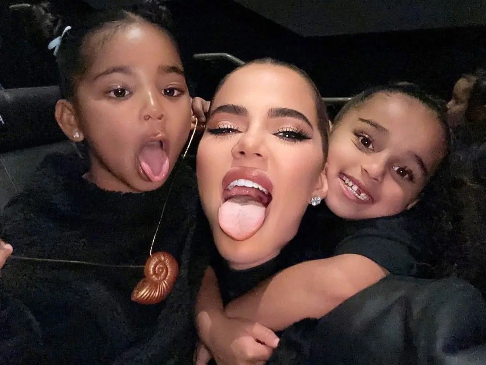 柯勒卡戴珊 Khloé Kardashian 曬吐舌照，遭網友關切口腔健康！