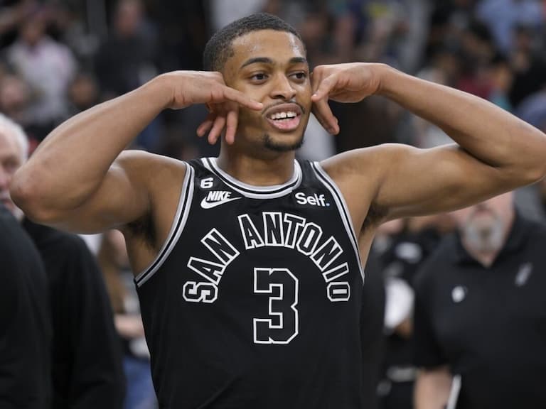 NBA／馬刺強森 Keldon Johnson 中國行表演灌籃竟連續 8 次失敗，球迷笑：「霍華德在跟你招手了！」