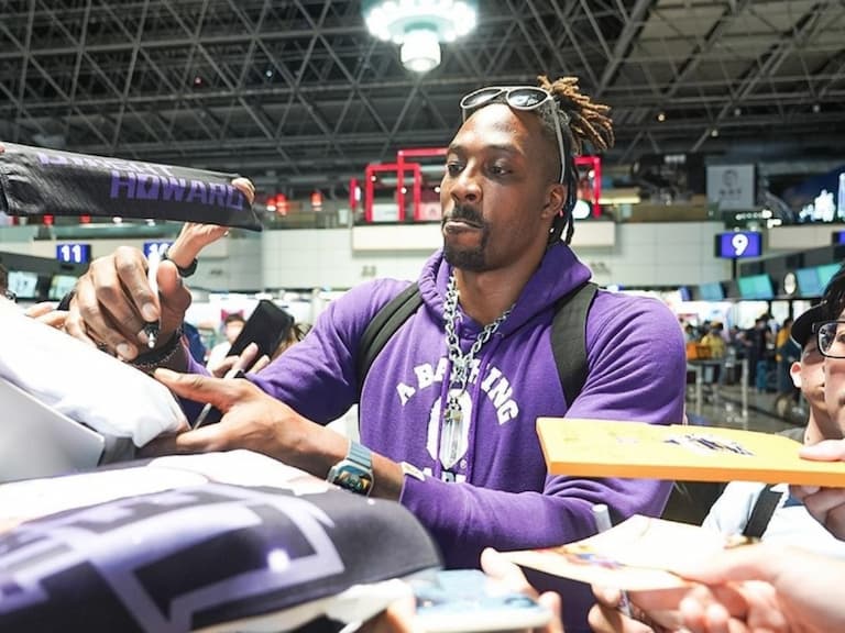 T1/「魔獸」霍華德 Dwight Howard 離台粉絲齊送機,眼眶泛紅哽咽道:「希望能回台打球!」