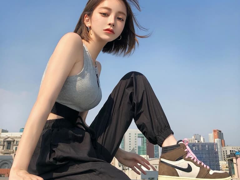 Nike x Travis Scott 「倒鉤球鞋正妹」盤點，不只球鞋香、各個顏值還超頂！｜【街頭型人潮會穿】