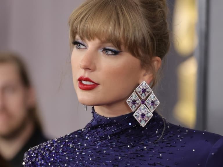 泰勒絲 Taylor Swift 與「The 1975」主唱馬修希利分手後，男方爆出與「男保全」深情互吻！