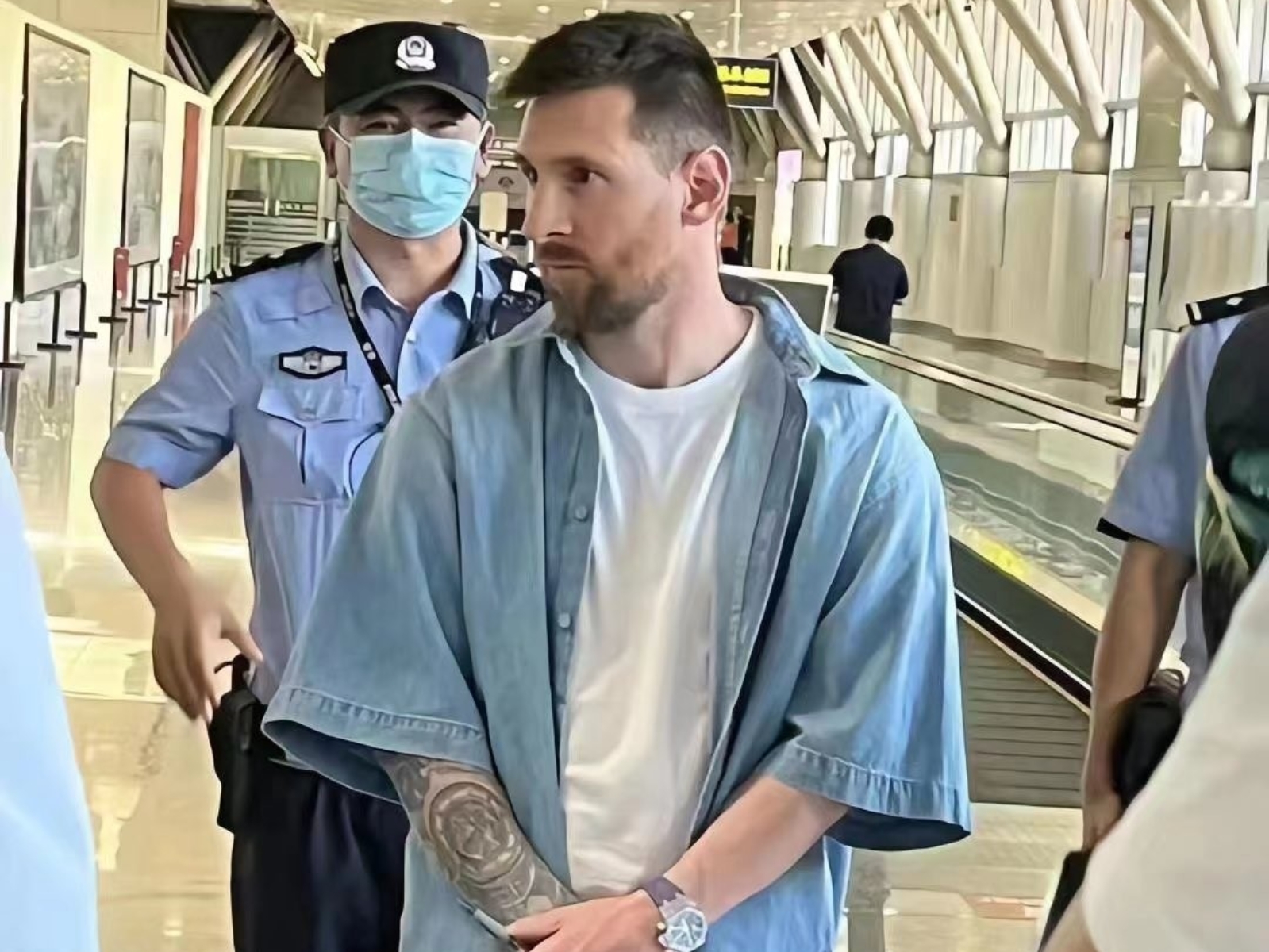 阿根廷足球巨星梅西因「帶錯護照」受困北京機場，還納悶詢問「台灣不算中國嗎？」引熱議！