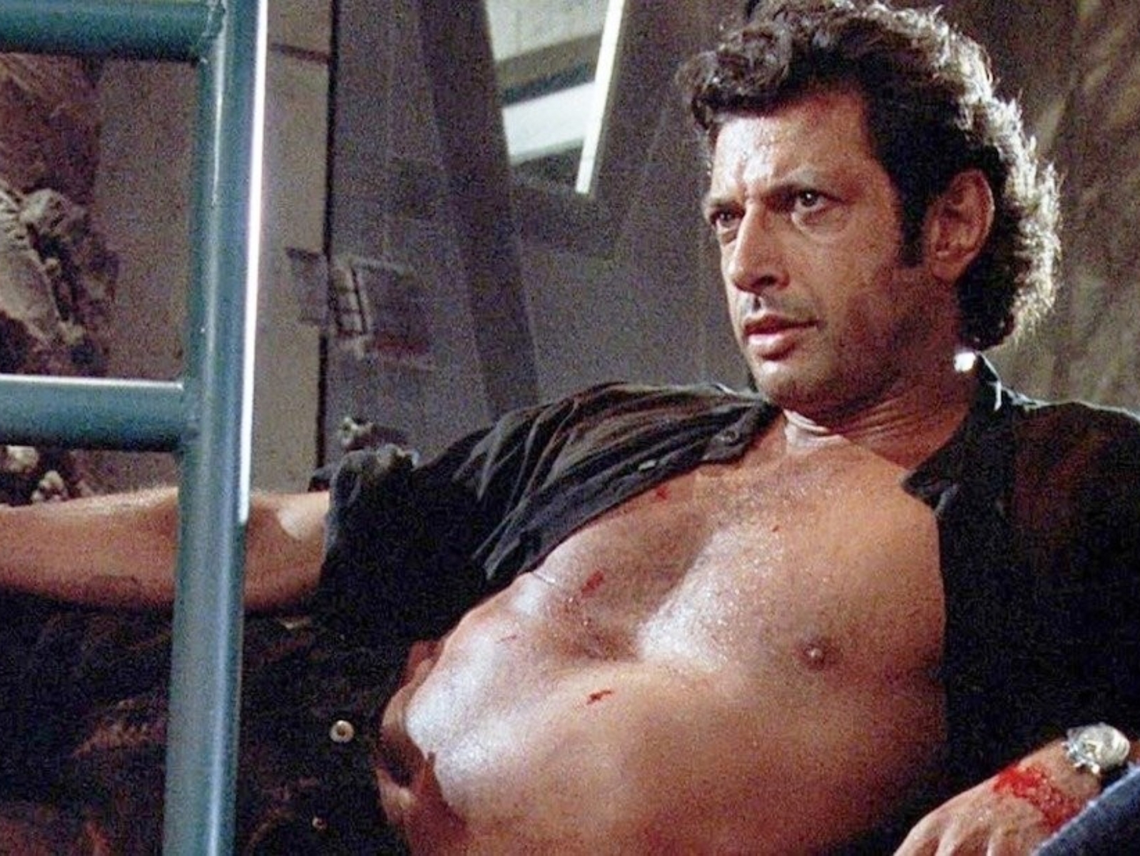 《侏羅紀公園》傑夫高布倫 Jeff Goldblum 回憶「露胸」名場面，坦言：「是誰出的主意？」