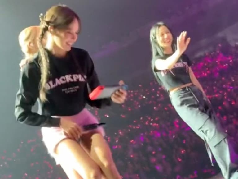 BLACKPINK Lisa 演唱會突然玩起「粉絲的 Switch」幫破關，短短 76 秒影片吸引 450 萬觀看！
