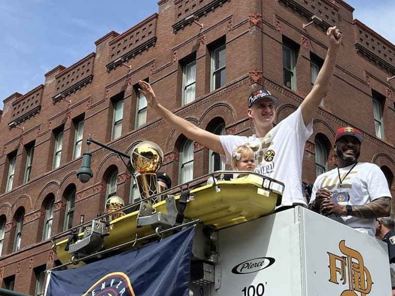 NBA/Nikola Jokic 參加冠軍遊行反悔不想回家:「我超想繼續待在丹佛!」
