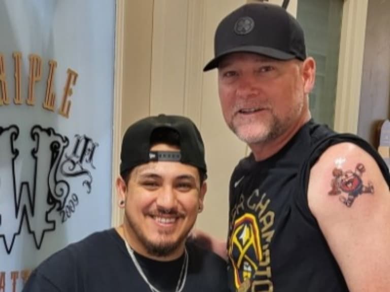 NBA／金塊總教練馬龍 Michael Malone 為慶祝奪冠，直接在手臂刺上球隊前吉祥物！