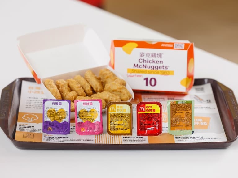 麥當勞麥克雞塊人氣沾醬回歸！「肯瓊醬」、「甜辣醬」限定登場！