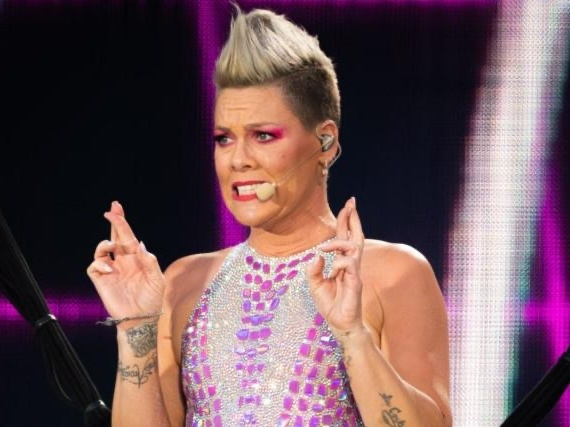 美國歌手紅粉佳人 P!nk 倫敦台上嗨唱，收到歌迷扔的詭異白包：「是你媽媽的骨灰？」