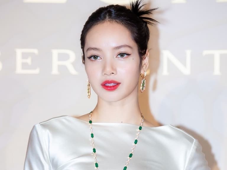 BLACKPINK Lisa 瀏海掀開了！3 大高額頭修飾技巧，學會也能像她一樣正！