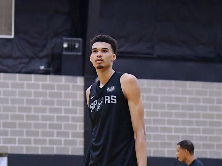 NBA／小甜甜布蘭妮被 Wembanyama 保鑣「打巴掌」氣到報案，斑馬正式回應了！
