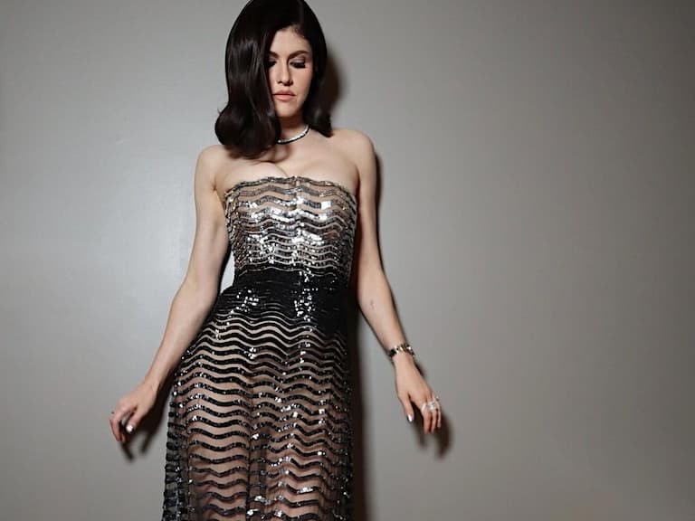 亞歷珊卓妲妲里奧 Alexandra Daddario 穿透視裙，若隱若現神秘地帶引熱議！