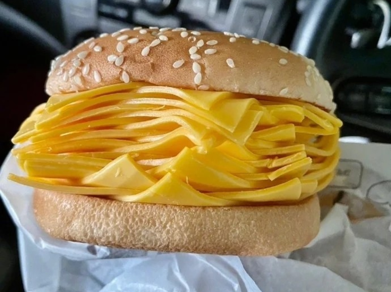 泰國漢堡王推出 20 片起司漢堡，超狂剖面滿滿起司，網嘆：「吃完心血管都阻塞了...」