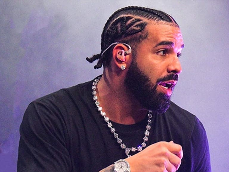 饒舌天王 Drake 忘我親吻女饒舌歌手 Sexyy Red,直喊:「遇見真命天女!」