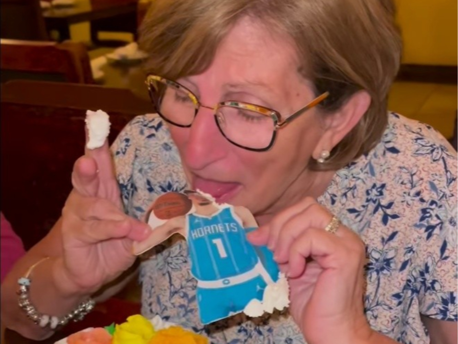 NBA／美國阿嬤 69 歲慶生吃 LaMelo Ball 造型蛋糕，球三弟被「詭異舌舔」讓網友看傻！