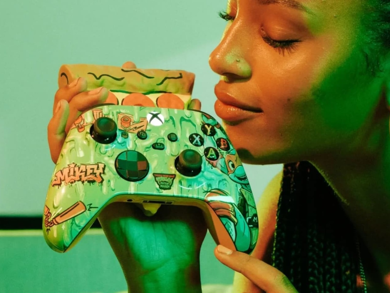 微軟 Microsoft 發行「披薩味」Xbox 遊戲手把，為慶祝《忍者龜：變種大亂鬥》電影上映！