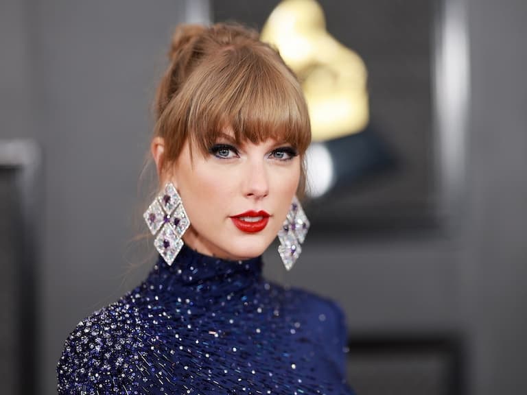 美國小天后泰勒絲 Taylor Swift 有意將情史翻拍成影集，有望聯手《正常人》編劇開拍！