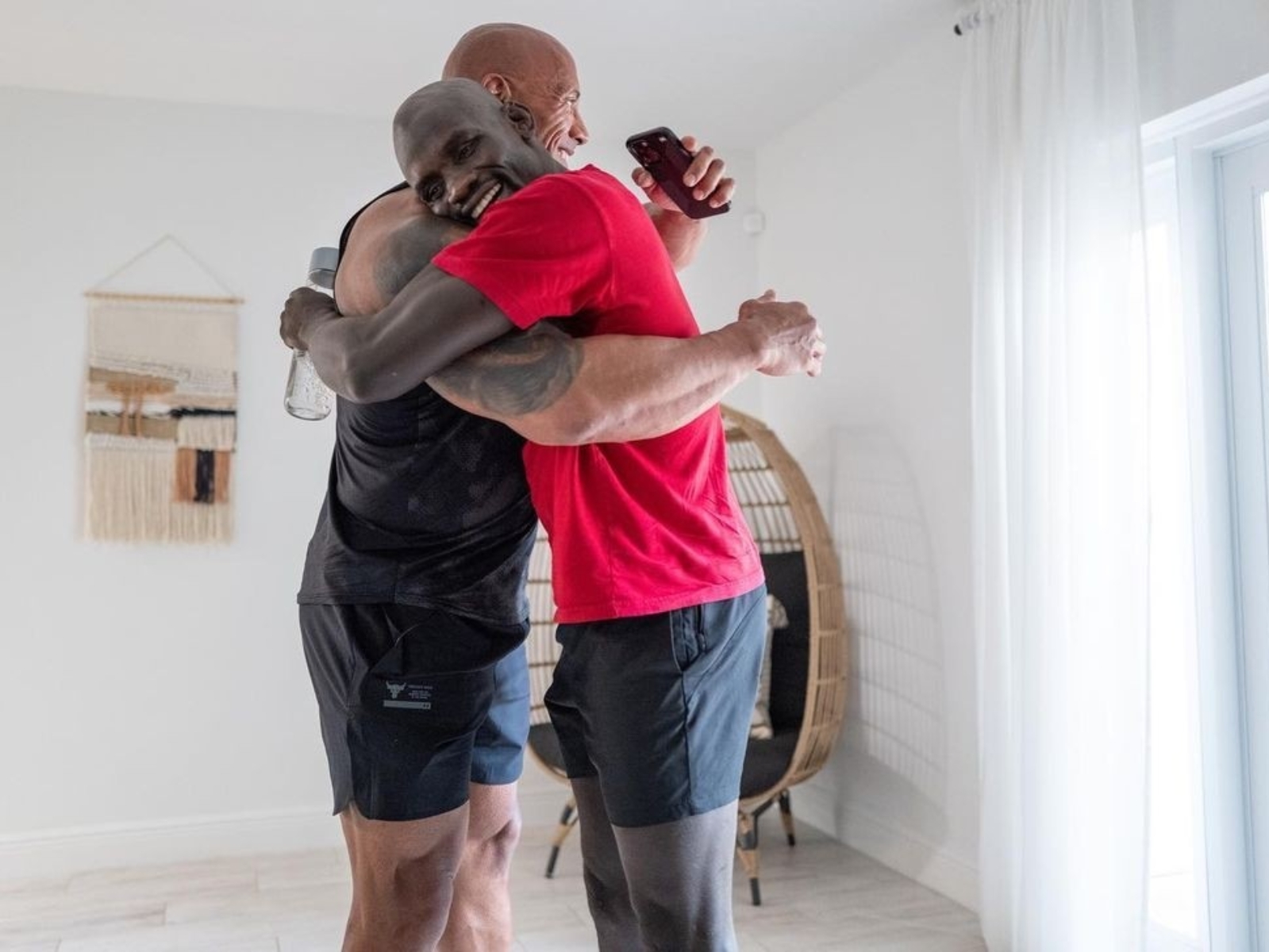 巨石強森霸氣送非洲 UFC 格鬥選手 Themba Gorimbo 一棟房：「這裡就是你的新家！」