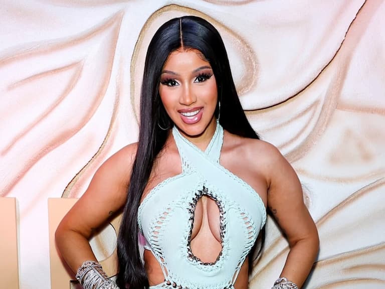 Cardi B 向粉絲怒砸的麥克風，最後以「台幣 300 萬」的驚人價格售出！