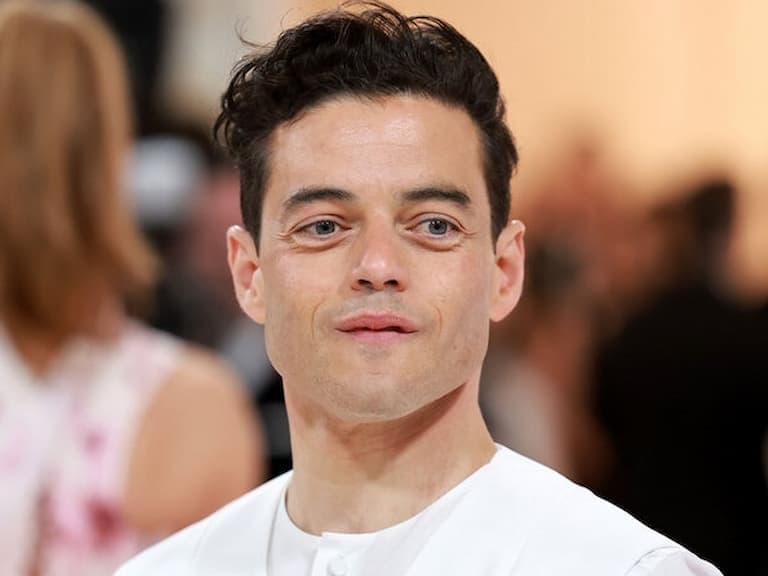 雷米馬利克 Rami Malek 爆出和《王冠》艾瑪科林熱戀中,約會親吻互動引發熱議!