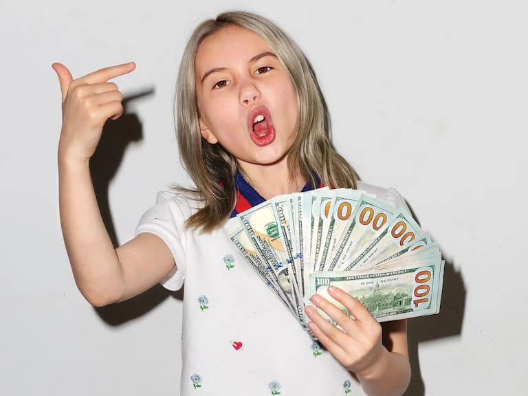 14 歲炫富網紅 Lil Tay 證實自己沒死：「我 IG 被盜」，引發網友爆氣開噴！