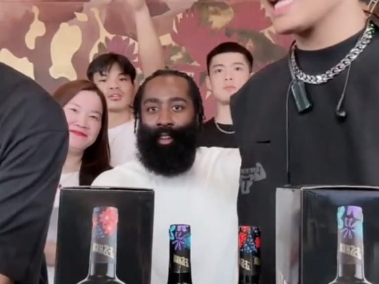 NBA／ James Harden 合體中國直播主「小楊哥」，萬瓶紅酒秒賣光讓他嗨到翻跟斗！