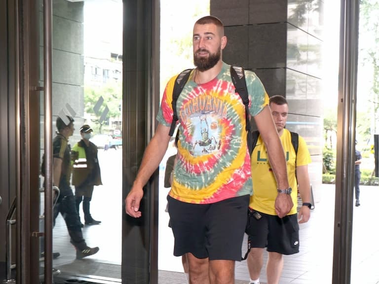 NBA 鵜鶘球星 Jonas Valanciunas 率立陶宛正式抵台，FIBA 世界盃熱身賽新莊開打！