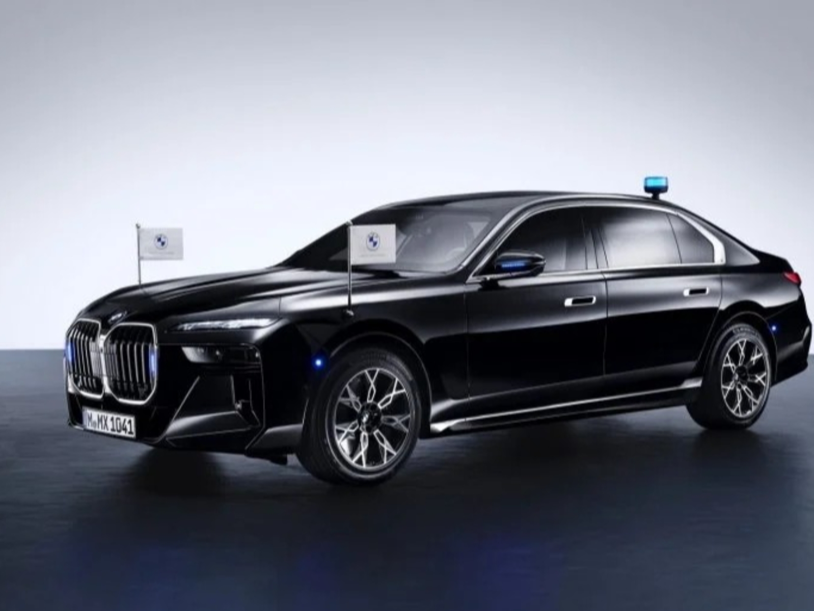 BMW i7 Protection 電動裝甲車引熱議！鋼材車身、防彈玻璃⋯車款亮點全解析！