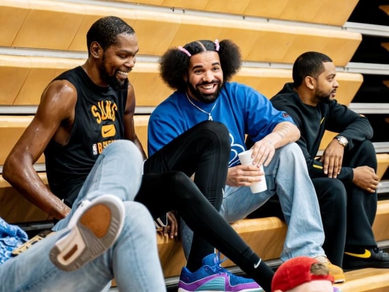 Drake 現身球館觀賞 KD、Trae Young 練球,前衛「新髮型」意外成為焦點!