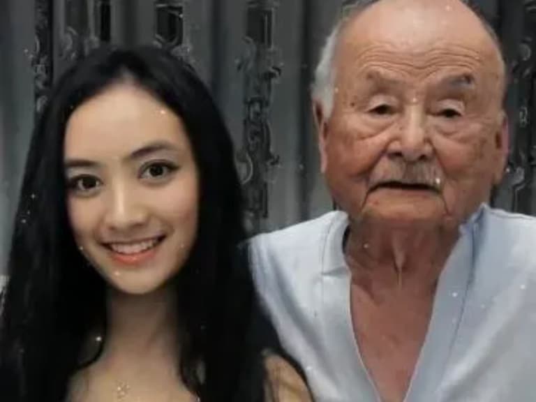 阿公與正妹穿情侶裝曬結婚證書，兩人還開法拉利甜蜜出遊！