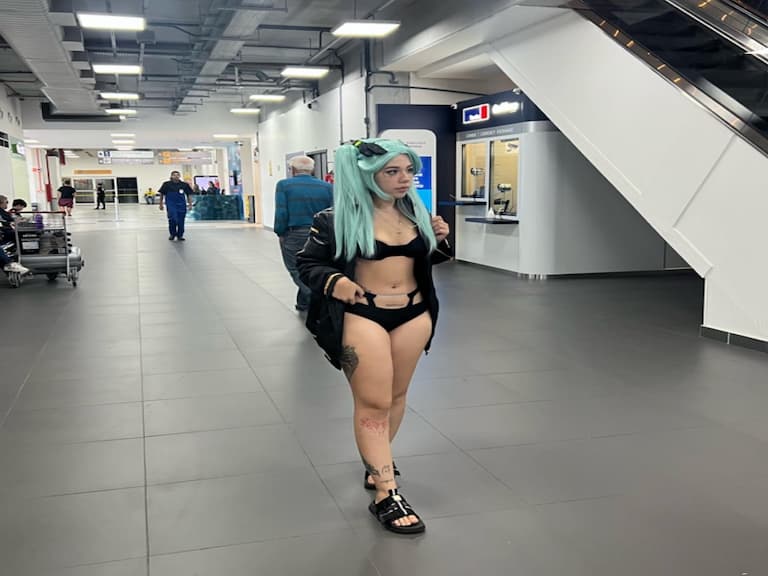 Coser 扮成《電馭叛客:邊緣行者》蕾貝卡卻被禁止登機,Po 網討拍反被罵!【野生抓正妹】