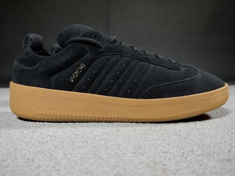 adidas YEEZY 150 Samba 樣品鞋曝光，黑魂麂皮細節比 OG 版本更香！
