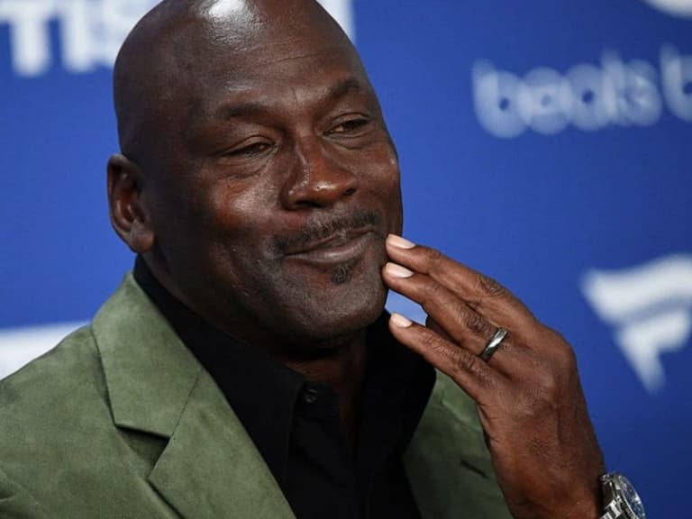 NBA/麥可喬丹 Michael Jordan 現身義大利街頭,群眾認出狂學羊叫暗示他是「GOAT」!