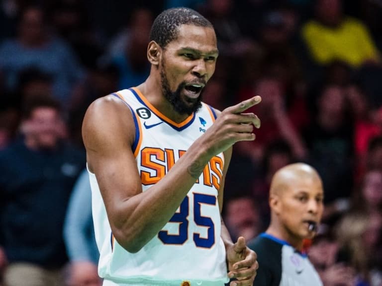 美國田徑名將 Noah Lyles 不認同「NBA 冠軍等於世界冠軍」說法,遭 KD、Booker 等人怒噴回擊!