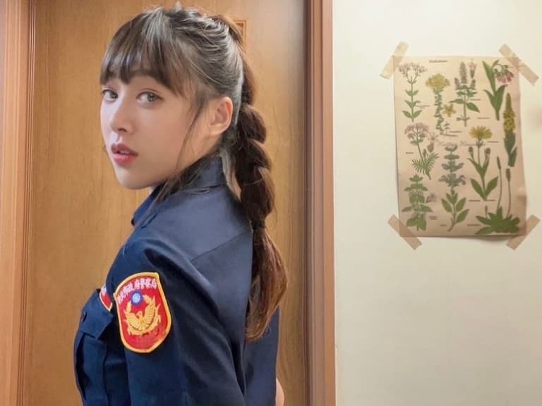 警花許恬恬甜美外型讓「通緝犯」都忍不住想自首！社群藏辣照讓人高喊：想被逮補！ 【野生抓正妹】
