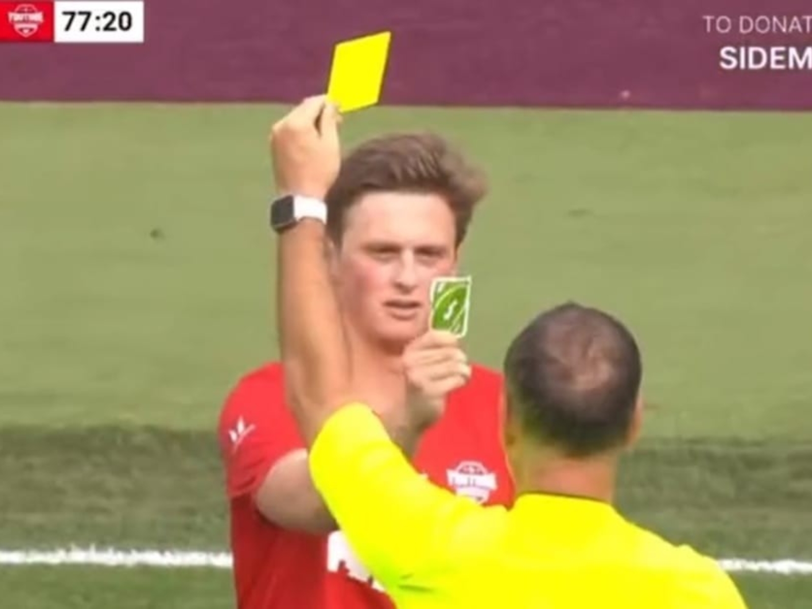 英國 YT 足球賽被出示黃牌，竟拿「UNO 反轉卡」反彈裁判引發現場哄堂大笑！