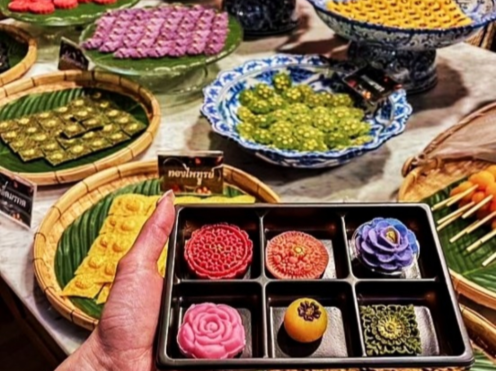 2024 泰國 ICONSIAM 水上市場美食推薦：七色芒果糯米飯、斑斕椰子糕⋯撐死也要吃！