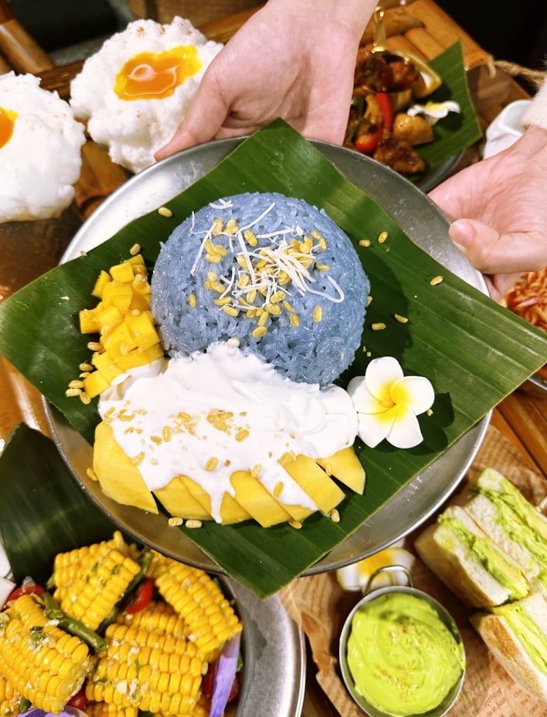 2025 泰國 ICONSIAM 水上市場美食推薦：七色芒果糯米飯、斑斕椰子糕⋯撐死也要吃！