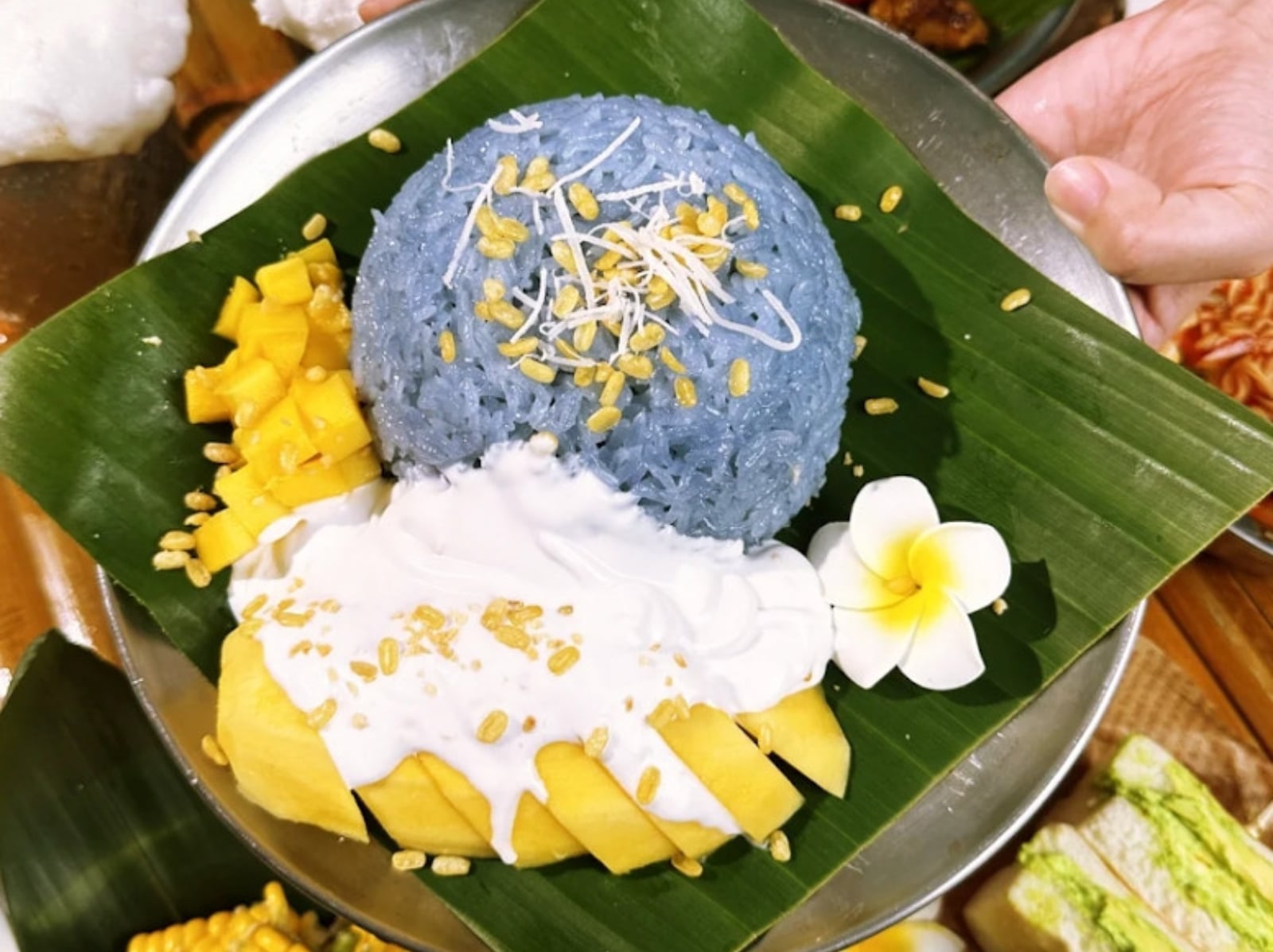 2025 泰國 ICONSIAM 水上市場美食推薦：七色芒果糯米飯、斑斕椰子糕⋯撐死也要吃！