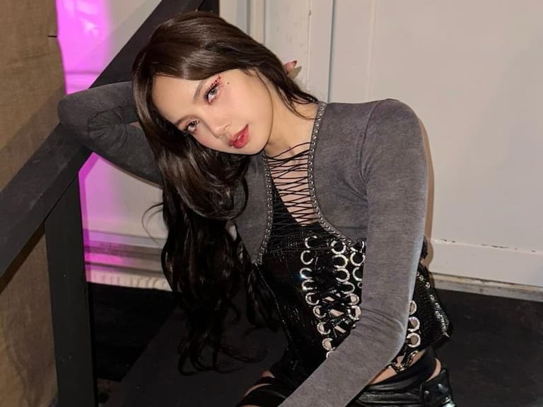 BLACKPINK Lisa 瘋馬秀「10 張高清無碼照」曝光！辣度破表高喊：未來缺人隨時找我！