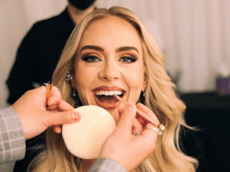 愛黛兒 Adele 爆秘婚！台上洩婚姻狀況：「老公今晚在現場！」