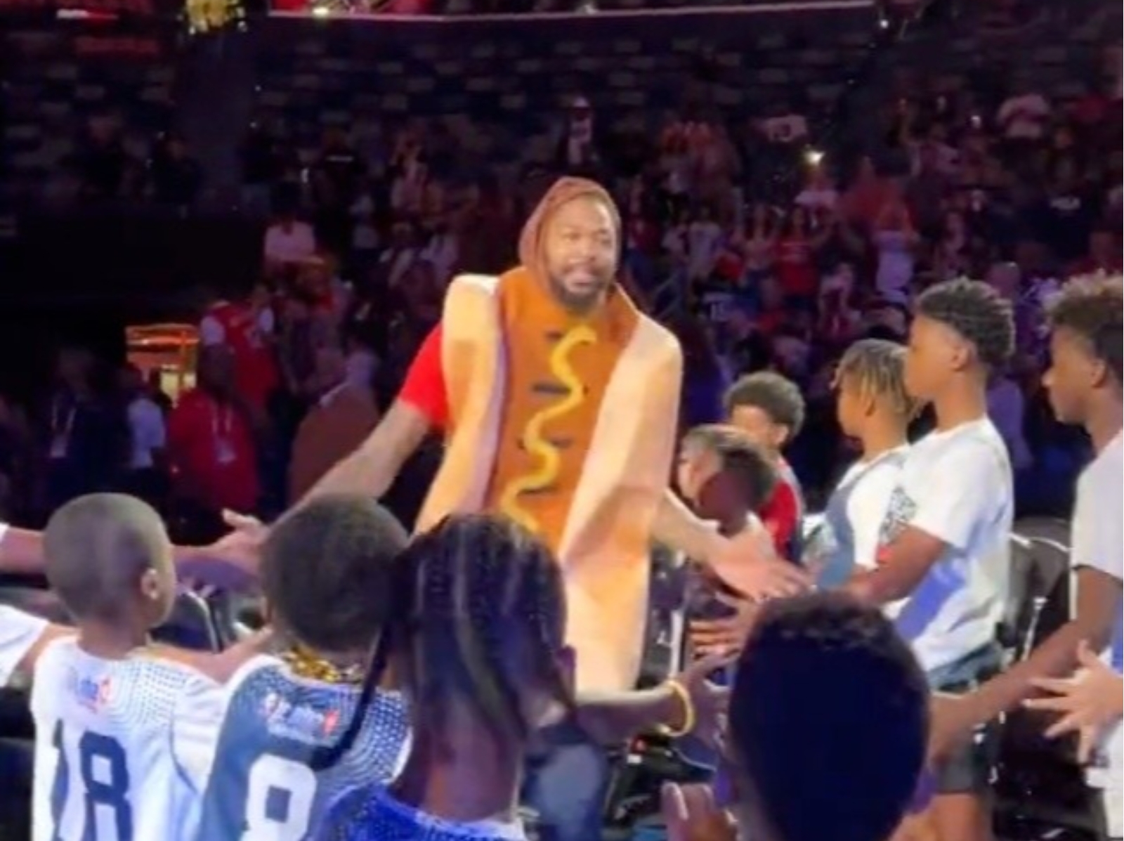 NBA／Brandon Ingram 一身「熱狗套裝」出席鵜鶘練習賽，網友虧：「小心被 Zion 吃掉！」