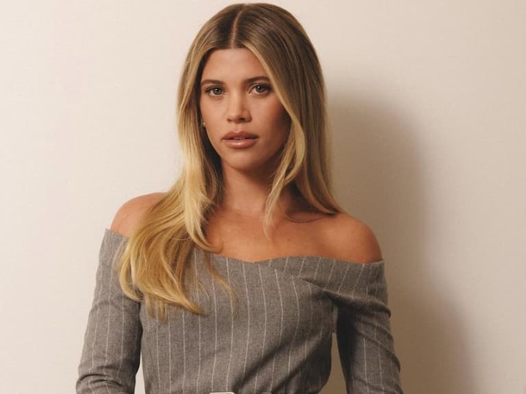 蘇菲亞李奇 Sofia Richie 疑似「藏肚」出席活動,引懷孕熱議!