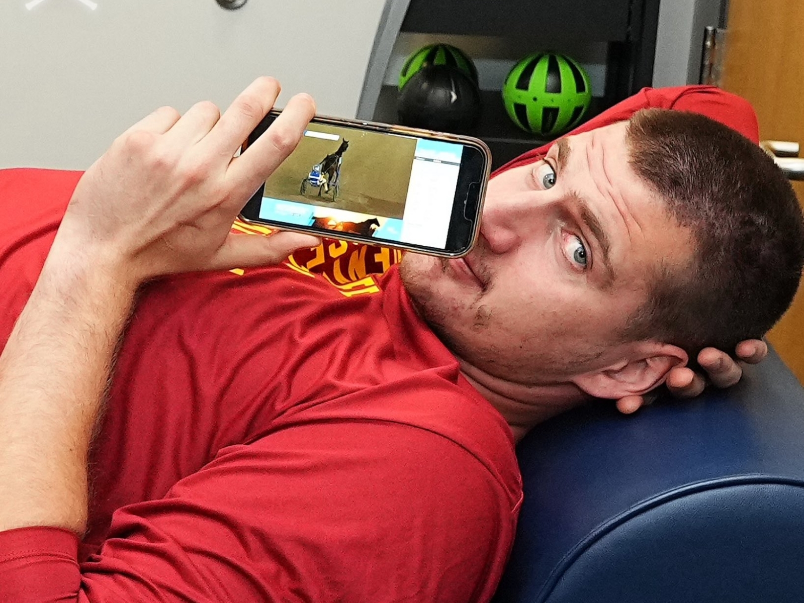 NBA／Nikola Jokic 躺在金塊休息室用手機看賽馬轉播，球迷笑：「只差一杯可樂！」