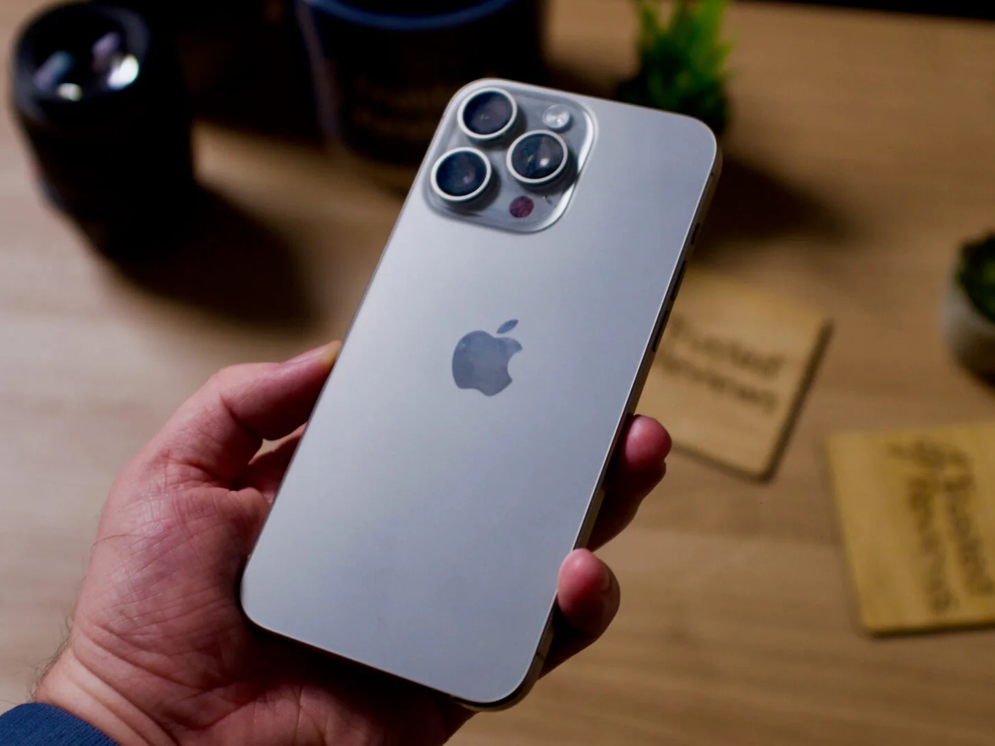 iPhone 15 Pro 生產成本曝光！網友驚嘆：「蘋果挺有良心的！」