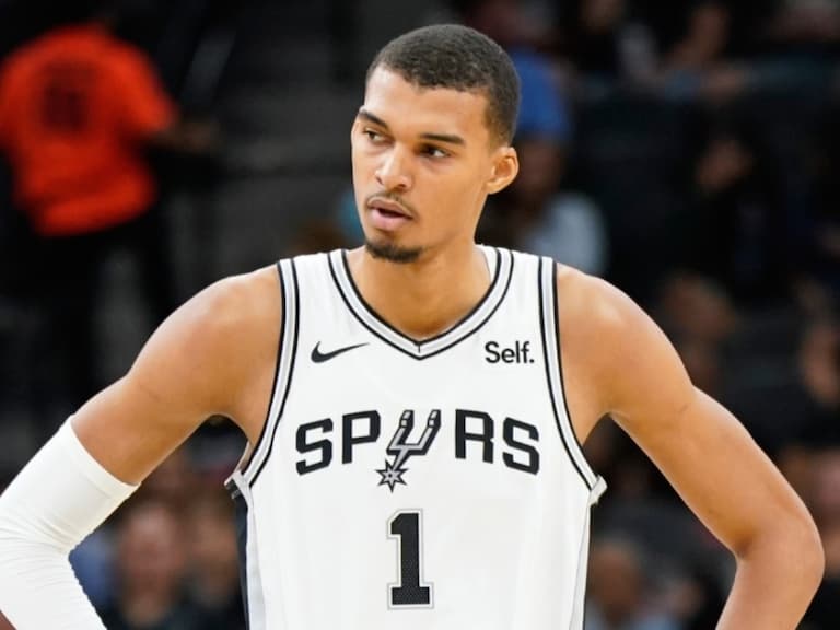 NBA／Victor Wembanyama 運球「穿襠過人」戲耍防守者，7 呎長人這身體協調性你敢信！