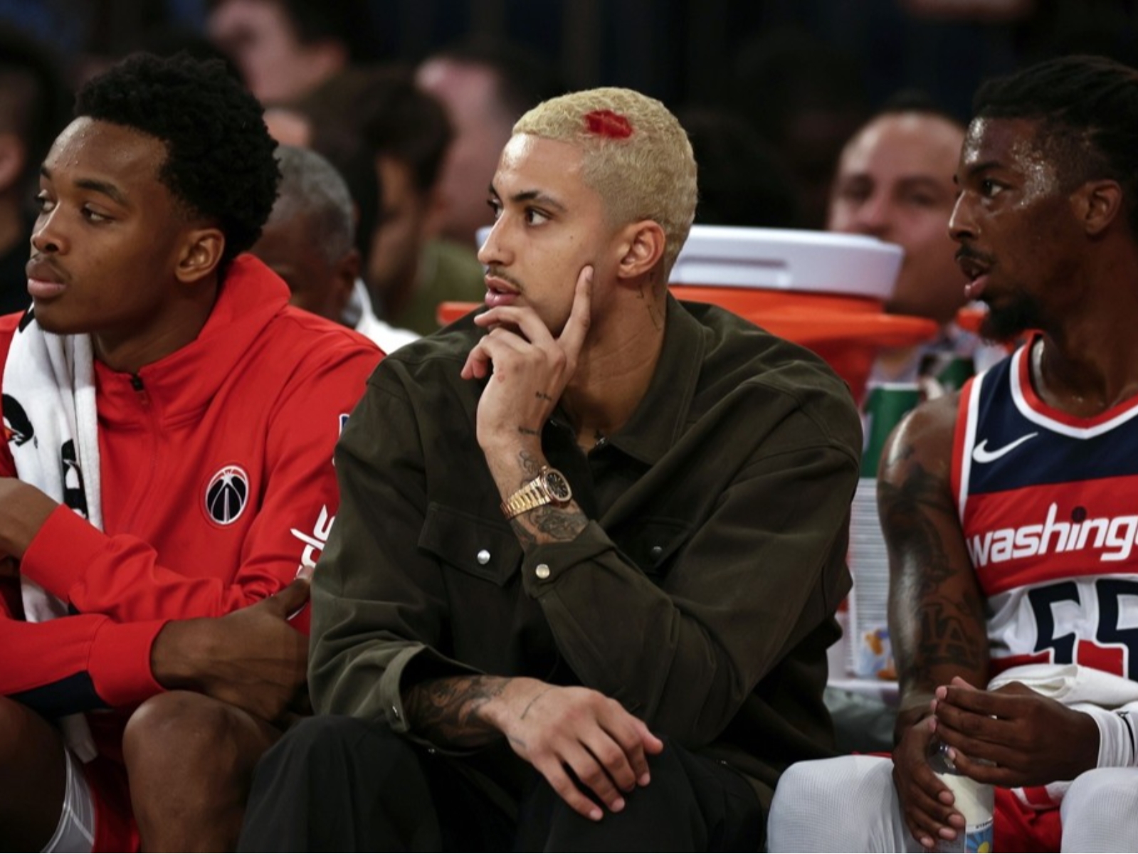 NBA／Kyle Kuzma「口紅唇印」髮型出席熱身賽，場邊球評吐槽：「是打賭輸了？」