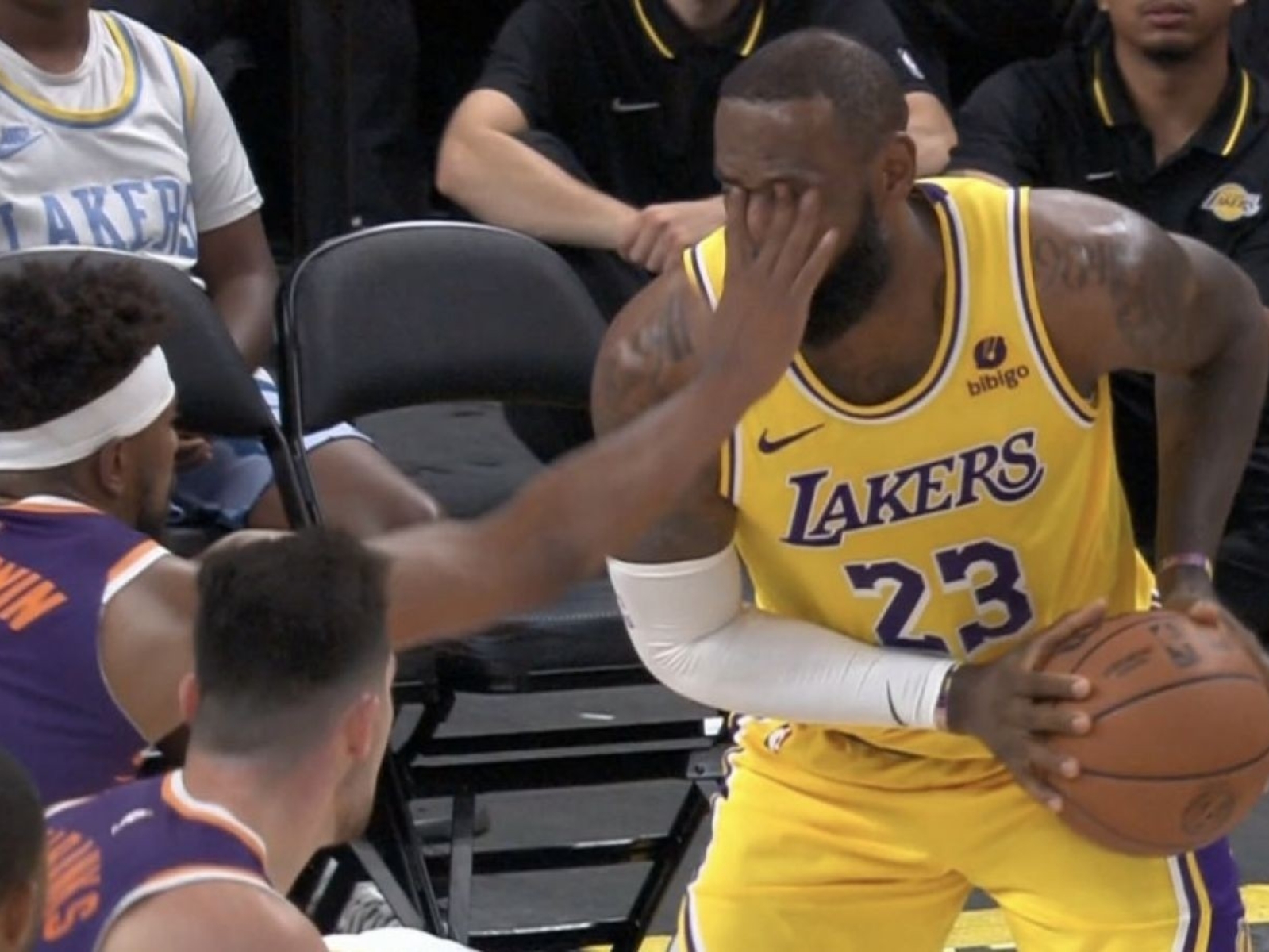NBA／LeBron James 遭 Jordan Goodwin 戳眼，整個人痛到跪倒在地！
