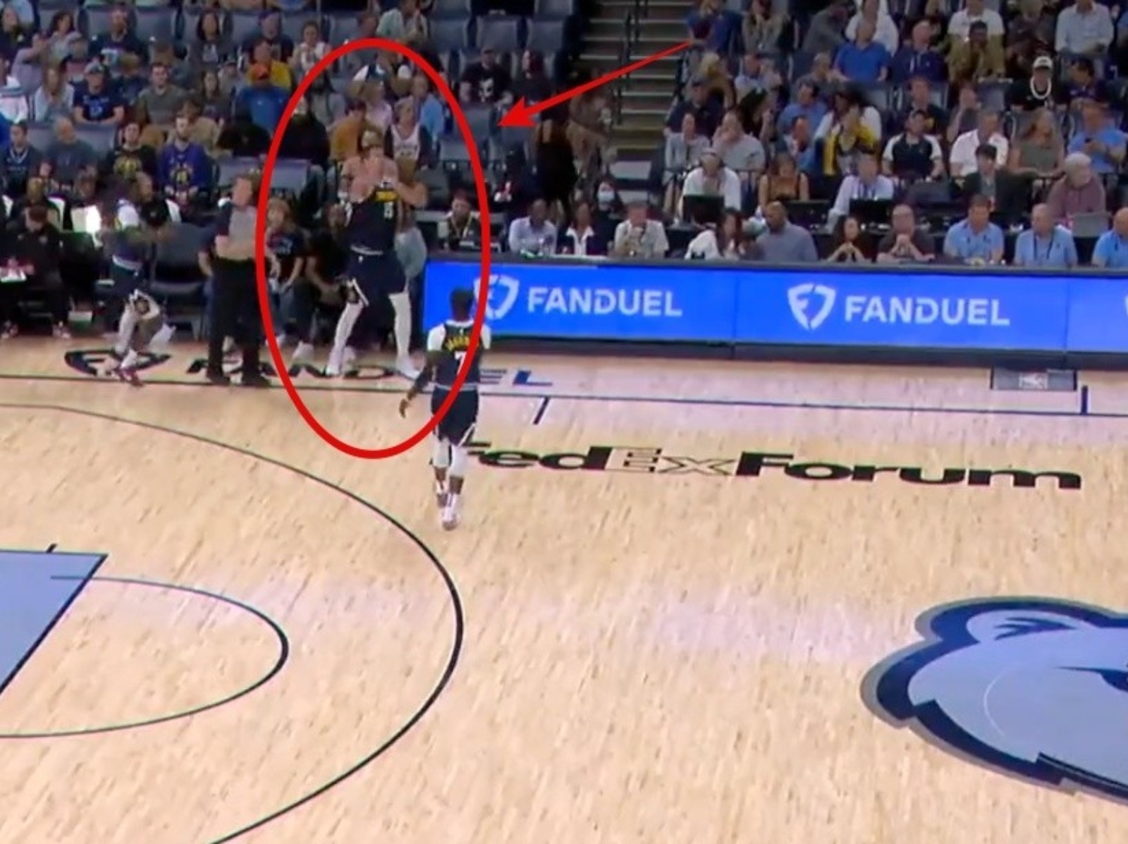 NBA／Nikola Jokic 半場「界外發球」精準傳給 Aaron Gordon，完成高難度空中接力灌籃！