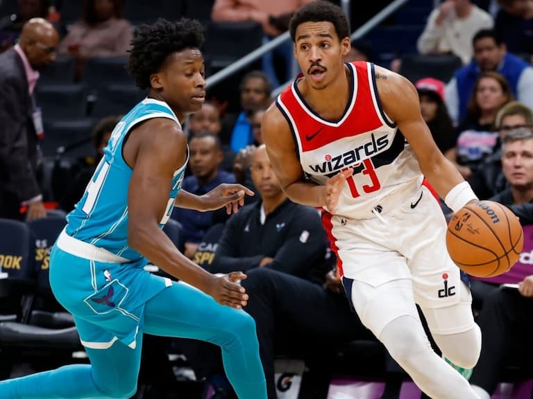 NBA/Jordan Poole 故意「耍帥」被 Kristaps Porzingis 蓋火鍋,球迷笑:「難怪會被揍!」
