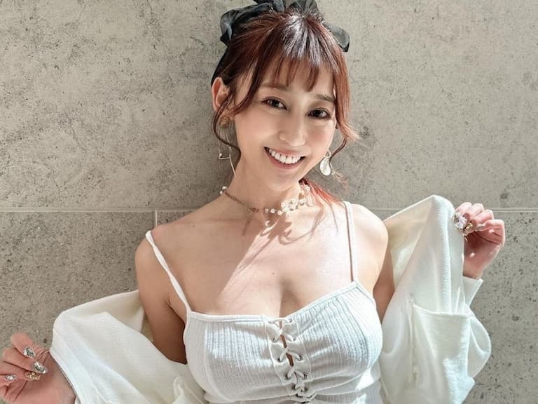 日本正妹 YTR まっか「無罩」遊台灣！「掀衣合照 101」大秀傲人內在美網嗨：世界和平的一天！【野生抓正妹】